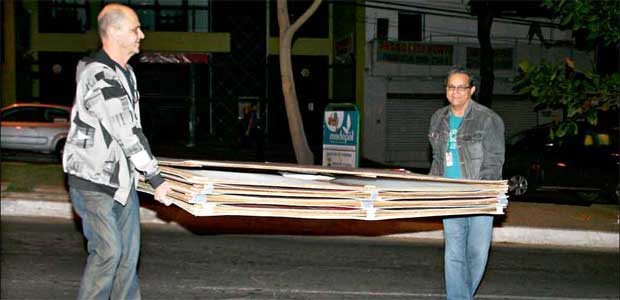 Funcionários do TRE recolhem cavaletes na rua: multa de até R$ 8 mil (TRE/Divulgação)