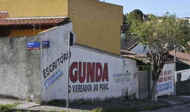 Apesar da pintura aparentemente recente, Gunda afirmou que seu escritório está fechado desde o início do período eleitoral ( (Juarez Rodrigues/EM/D.A Press))