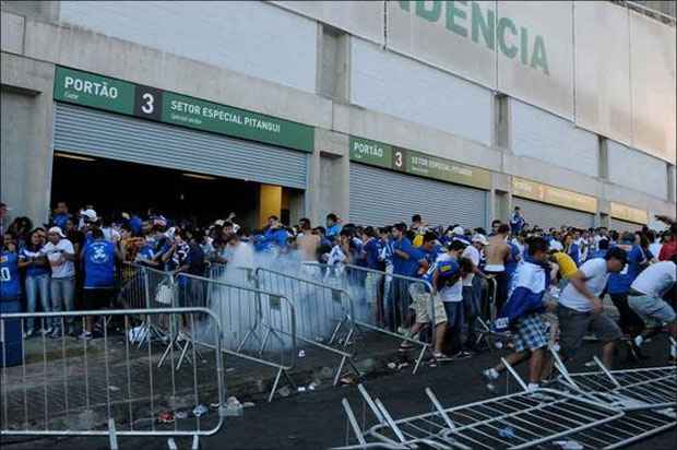 Tumulto na entrada do estádio, na Rua Pitangui, logo após a chegada do ônibus do Galo   ((Sidney Lopes/EM/D.A Press))