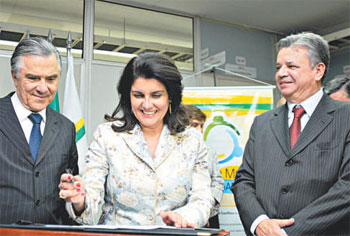O presidente da Cemig, Djalma de Morais, a diretora jurídica da empresa, Maria Celeste Morais Guimarães, e o presidente do TJMG, desembargador Joaquim Herculano Rodrigues, na inauguração do Centro Judicial de Solução Sumária de Conflitos (TÚLIO SANTOS/EM/D.A PRESS)