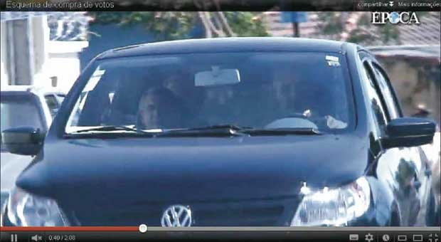 Vídeo na internet mostra Carlaile dentro do carro, logo após conversar com mulher que estaria negociando com carroceiros (REPRODUÇÃO YOUTUBE/VÍDEO DA REVISTA ÉPOCA)