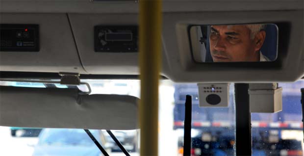 O motorista Humberto da Silva faz duas viagens por dia na BR-381: 'O que mais vejo é abuso' (Leandro Couri/EM/DA Press)