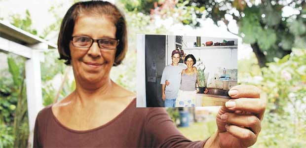 Rosemary Guirado mostra foto do filho Felipe, atropelado aos 21 anos, em 2004, que teve os órgãos doados (Túlio Santos/EM/D.A Press)