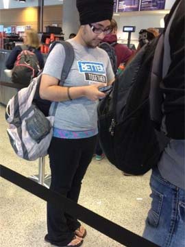 Estudante foi fotografada na fila de um aeroporto  (Reprodução Internet / Reddit)