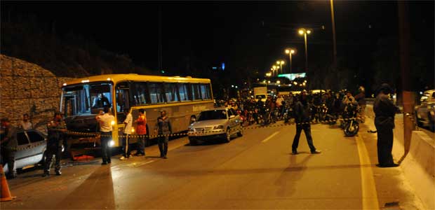 Acidente ocorreu por volta das 19h30 e até o fim da noite não havia previsão de quando a pista seria totalmente liberada ao tráfego de veículos (Tulio Santos/EM/D.A Press)
