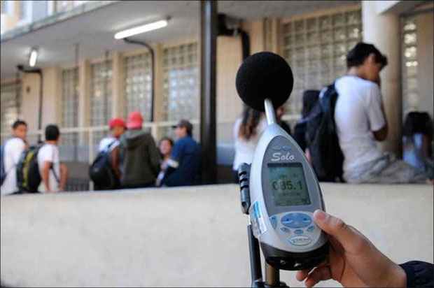 Medição no pátio da Escola Paulo Mendes Campos aponta mais de  85dB de barulho ( (Fotos: Jackson Romanelli/EM/D.A. Press))