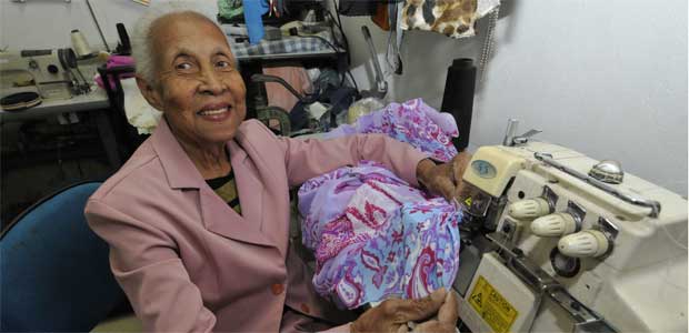 Consuelita Souza retornou à máquina de costura e abriu sua Lilita Modas: bom para o bolso e para o bem-estar (JUAREZ RODRIGUES/EM/D.A PRESS)