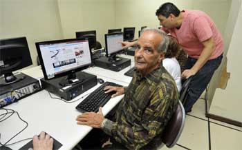 'O computador abre os horizontes para o mundo moderno. Os cursos me deram uma atualização', diz José Mário Motta, de 76 anos  ( Juarez Rodrigues/EM/D.A Press)