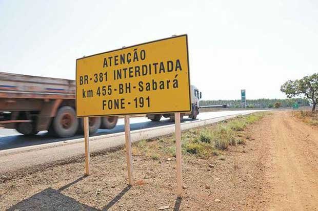 Pista fechada? - Sinalização indica que a 381 está fechada, mas ponte do Rio das Velhas foi liberada há mais de um ano (Paulo Filgueiras/EM/D.A Press)