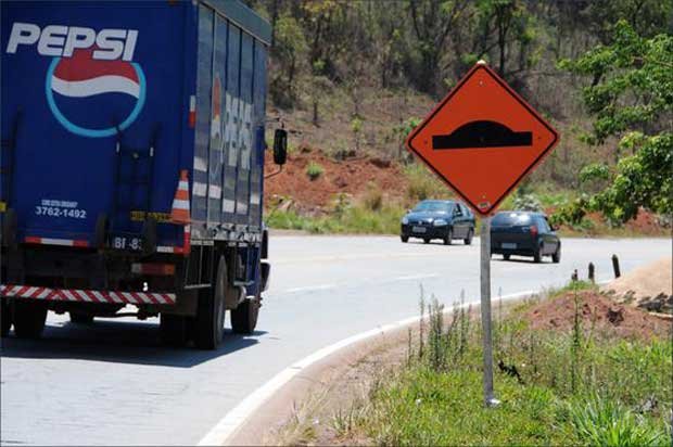 Sem quebra-molas - Placa na BR-040, entre BH e Conselheiro Lafaiete, alerta desnecessariamente para uma lombada  (Paulo Filgueiras/EM/D.A Press)
