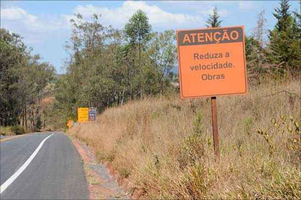 Obra concluída - Perto do km 32 da BR-356, placa alerta para redução de velocidade, mas não há intervenção na pista (Paulo Filgueiras/EM/D.A Press)