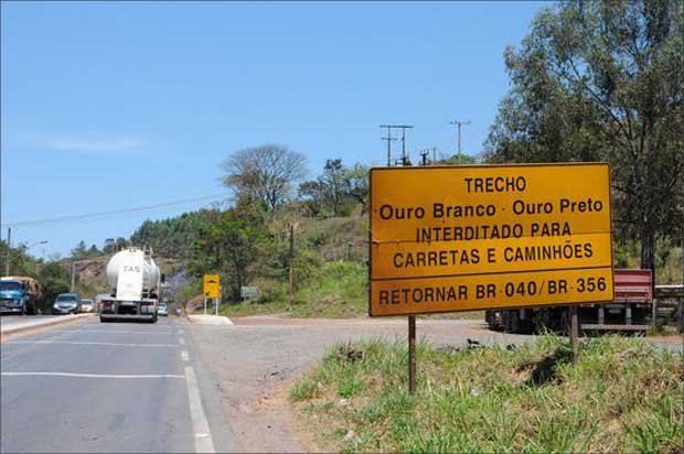 Retorno esquecido - Também na BR-040 placa antiga indica interdição. DER-MG diz que retirou a sinalização na sexta-feira (Paulo Filgueiras/EM/D.A Press)