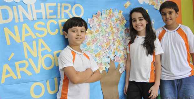 Os irmãos Thiago e Pollyana e o colega Victor: eles dizem que aprenderam a gastar com consciência (Maria Tereza Correia/EM/D.A Press)