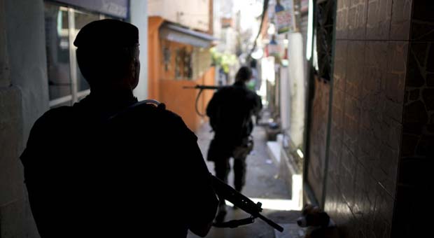 Soldados patrulham vielas e ruas no Jacarezinho (CHRISTOPHE SIMON / AFP)