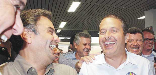 Ao lado de Eduardo Campos, Aécio (E) afirmou que é salutar os dois partidos se apoiarem neste momento: Estamos tratando de 2012
 (Enerson Cleiton/Jornal de Uberaba)