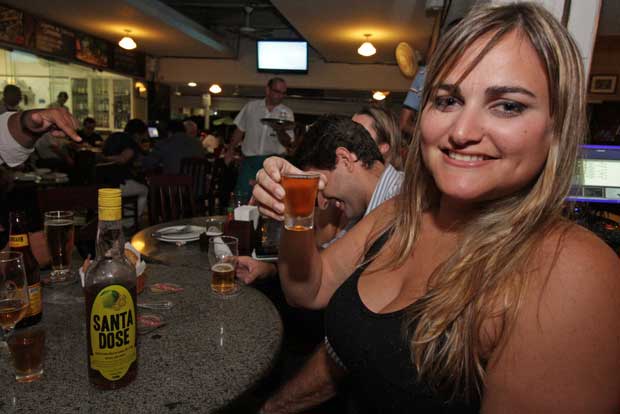 Juliana Cavalcanti, 28, conta que passou a apreciar a bebida à medida em que o mercado foi ampliando a variedade de rótulos (Roberto Ramos/DP/D.A Press)