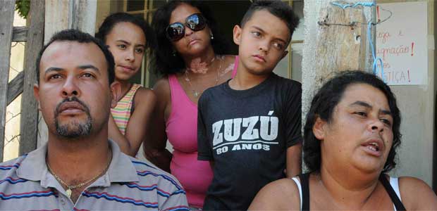 Wander Ferreira Vitoriano e Delane dos Santos, pais de Kamila, na porta da casa da família tentam assimilar o fim trágico de suas buscas pela filha (Paulo Filgueiras/EM/D.A Press.)