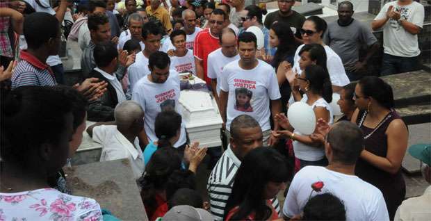 Corpo da menina de 5 anos foi sepultado em Bom Sucesso na manhã desta terça-feira (Paulo Filgueiras/EM/DA Press)