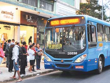 Mais de 1 milhão de passageiros devem ser afetados pelo reajuste de 5,66% nas tarifas de ônibus (TÚLIO SANTOS/EM/D.A - 21/8/12)