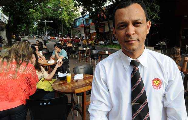 Gerente de cafeteria na Savassi, Devanir Rodrigues admite que nenhum funcionário é bilíngue (Beto Magalhaes/EM/D.A Press)