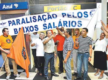 Greve dos aeroviários, no fim do ano passado, por reajuste financeiro: movimento é exemplo de que as relações trabalhistas precisam evoluir (LUIZ GUARNIERI/NEWS FREE/AE - 22/12/11)