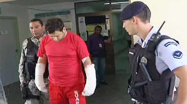 O homem deixou o hospital com os braços enfaixados e foi levado para o Ceresp de Contagem (Reprodução/TV Alterosa)