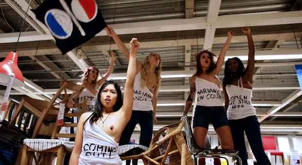 Ativistas do Femen durante protesto em  Paris, as manifestações aconteceram em outros dois países (AFP / KENZO TRIBOUILLARD)