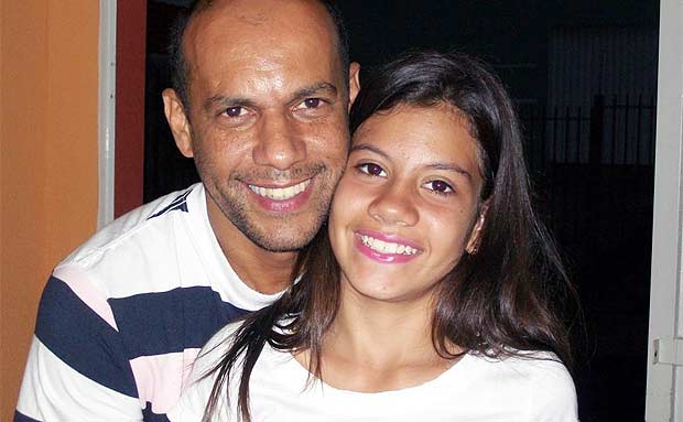 A adolescente foi atingida com um tiro no peito quando saía do carro da mãe (Reprodução Facebook) A adolescente foi atingida com um tiro no peito quando saía do carro da mãe (Reprodução Facebook)