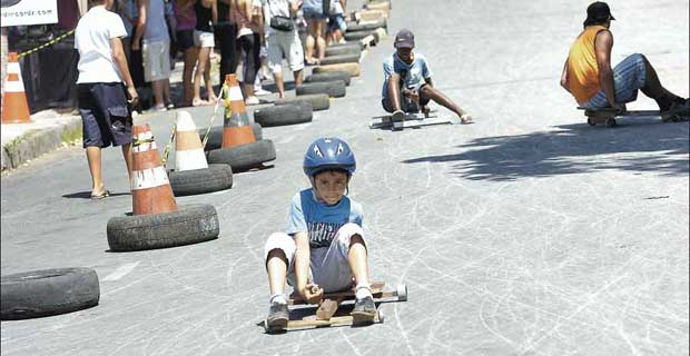 Crianças e adultos desceram rua no Bairro Salgado Filho de carrinho de rolimã (Cristina Horta/EM/D.A Press)