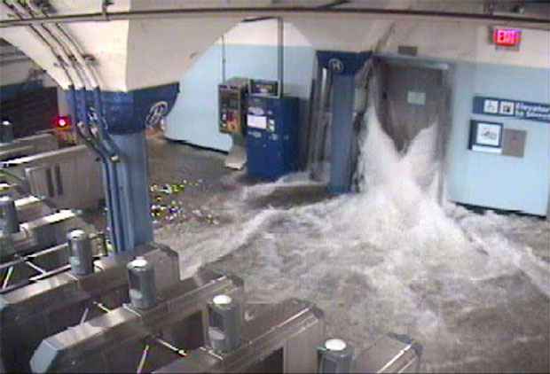 Inundação em estação de Nova York passa através de uma cabine de elevador (AFP PHOTO / The Port Authority of New York & New Jersey )