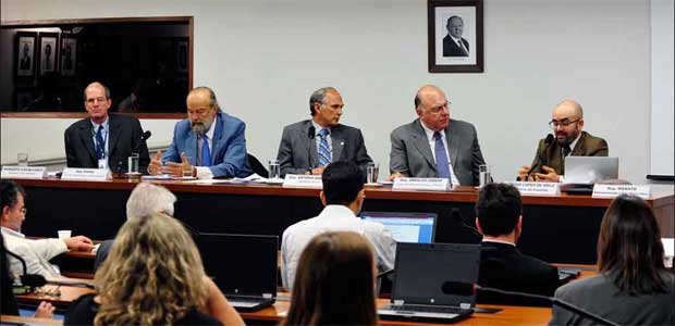 Sessão da Comissão de Finanças e Tributação: manobras dos parlamentares adiaram diversas vezes o fim do benefício (Renato Araújo/Agência Câmara)