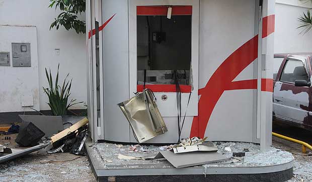 Bandidos  detonaram o terminal do Banco Bradesco em um posto de gasolina de BH  (Paulo Filgueiras/EM DA Press)