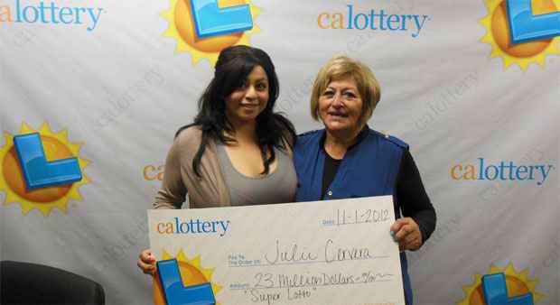 Charliena Borunda (à esquerda) posa com a mãe Julie Cervera, de 69 anos, na loteria da Califórnia, EUA. A fortuna chegou em muito boa hora.
 (REUTERS/Courtesy California Lottery/Handout )