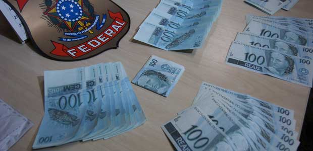 Segundo a polícia, quatro notas falsas eram compradas por R$ 100 (Cristina Horta/EM/D.A.Press)