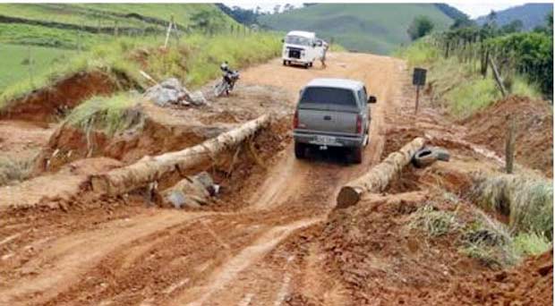 Motoristas enfrentam trechos de terra batida entre Muriaé e Ervália (www.br356urgente.com.br/divulgação)