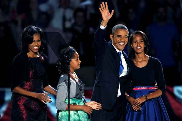 Obama acena para o público com as filhas Malia (à direita) e Sasha e a esposa Michelle  (REUTERS/Jeff Haynes )