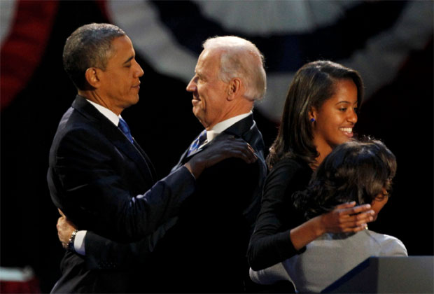 Obama e o vice-presidente Joe Biden  celebram a vitória  (REUTERS/Jim Bourg)
