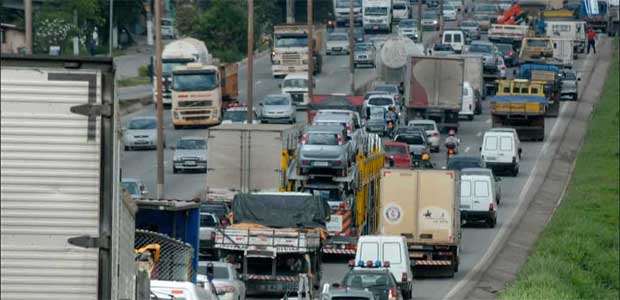 Acidente com carreta que transportava carga de baterias de automóveis causou quilômetros de congestionamento ao longo da via (Beto Novaes/EM/D.A Press)