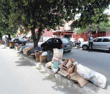 Há dias o lixo está espalhado pelas ruas de Matozinhos (Beto Magalhães/EM/D.A PRESS)