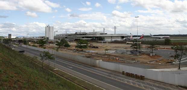 Com interrupção na reforma que já  está com nove meses de atraso, cronograma  de expansão para atender o aumento  de viajantes com a Copa do Mundo  de 2014 fica ainda mais comprometido (Rodrigo Clemente/EM/D.A Press)