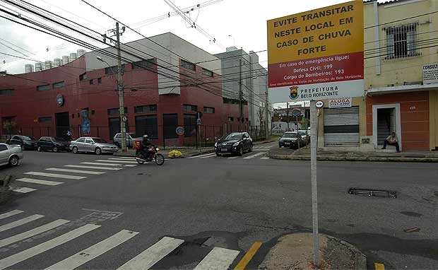 Placa de alerta na Rua Erê esquina de Avenida Francisco Sá, no Bairro Prado, região oeste (Juarez Rodrigues/EM/D.A Press)