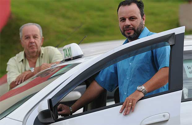 Dirceu Vilarino, taxista auxiliar, com o pai, Matozalém, permissionário do serviço: 'Esse carro sustenta três famílias. É a empresa dele' (Jackson Romanelli/EM/D.A Press) Dirceu Vilarino, taxista auxiliar, com o pai, Matozalém, permissionário do serviço: 'Esse carro sustenta três famílias. É a empresa dele' (Jackson Romanelli/EM/D.A Press)