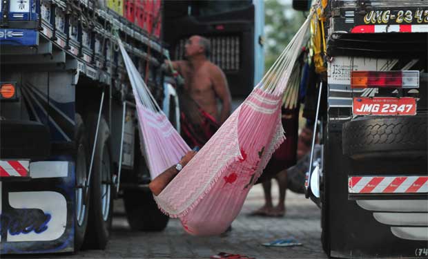 Com a rede esticada entre as carrocerias de dois caminhões,motorista aproveita para dormir em cama improvisada em uma parada da rodovia na região de Ouricuri, no Sertão de Pernambuco (Alexandre Guzanshe/EM/D.A Press) Com a rede esticada entre as carrocerias de dois caminhões,motorista aproveita para dormir em cama improvisada em uma parada da rodovia na região de Ouricuri, no Sertão de Pernambuco (Alexandre Guzanshe/EM/D.A Press)
