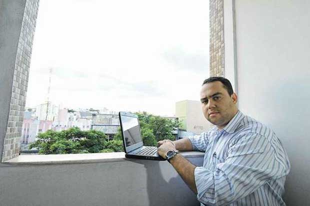 No dia 25 de dezembro do ano passado, Acácio Fernandes teve que improvisar uma lembrancinha para a namorada. Ele nunca mais optará pela web na véspera do Natal (Alexandre Guzanshe/EM/D.A Press
)