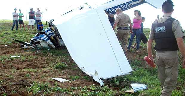 A cabine da aeronave ficou completamente destruída (Polícia Militar/Divulgação)