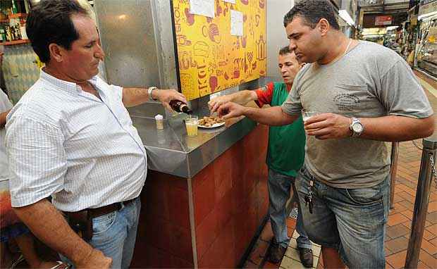 'Não abro mão da cerveja e bebo todos os dias depois das 17h.A cerveja é social demais.Acompanha o papo', Rogério Fábio Belo, comerciante (E), ao lado de Antônio Silva e Alan Parkeson (Gladyston Rodrigues/EM/D.A)