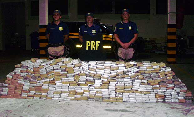 A droga estava separada em vários tabletes e escondida em um fundo falso do veículo (Polícia Rodoviária Federal/Divulgação)