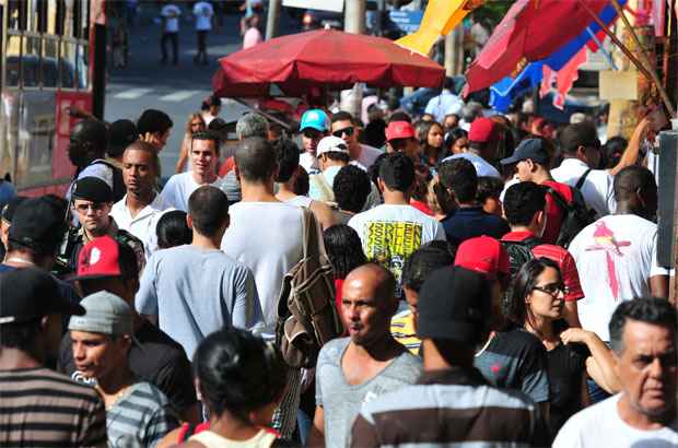 Consumidores lotaram as calçadas do centro e os corredores dos shoppings populares (Alexandre Guzanshe/EM/D.A Press)