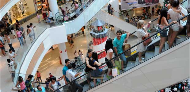Cerca de 1,2 milhão de consumidores foram às compras no fim de semana em Belo Horizonte, engordando ainda mais a conta do comércio (beto magalhães/em/d. a press)