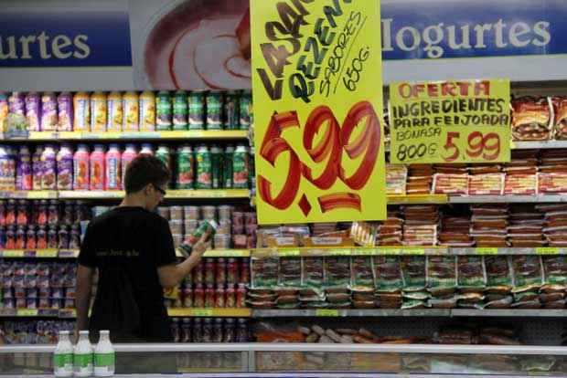 O reajuste no piso deve garantir um incremento maior ao faturamento do setor alimentício, segundo os economistas (Elio Rizzo/Esp. CB/D.A. Press)